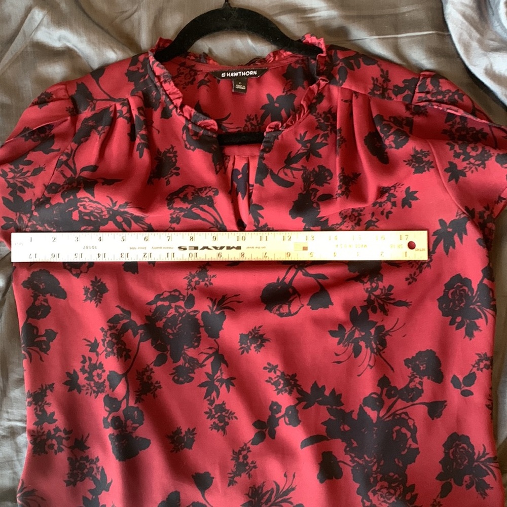 Burgundy tulip sleeve blouse - Picture 4 of 8